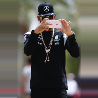 Hamilton defies paddock Snapchat ban