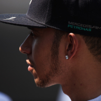 Hamilton extends Mercedes contract