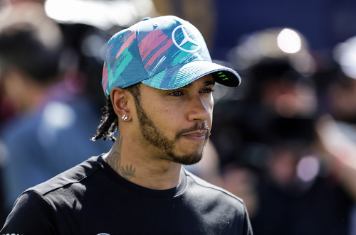 Hamilton denies eyeing Ferrari move