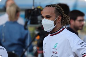 No problem with special Hamilton's skydiving says Wolff