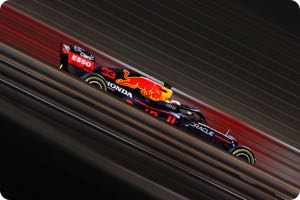 Hamilton unwilling to accept Verstappen pressure
