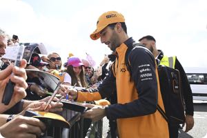 Ricciardo kept his distance from Verstappen says Marko