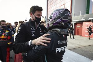 Wolff to remain Mercedes team boss in 2021