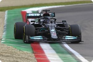 Hamilton taking big risks to beat Verstappen