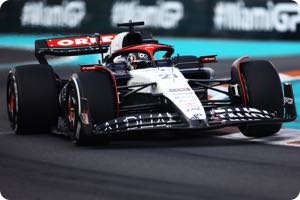 Boss Tost admits rookie de Vries under pressure