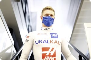 Wolff tips Schumacher to stay in F1