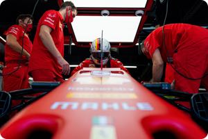 Raikkonen plays down pressure on Vettel