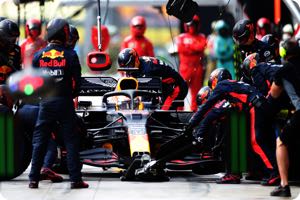 Verstappen dismisses critical F1 experts