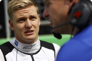 Hamilton not expecting close Schumacher partnership