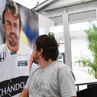 McLaren extends Alonso contract