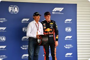 Hamilton hits out at silly Verstappen style
